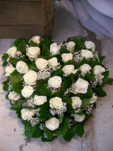 BL0 78 – Witte rozen Hart 40 cm – € 73 - Rouwcenter Ivo Ceulemans